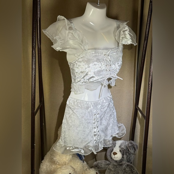 Elegant White Ruffled Bikini Set - Picture 4 of 5